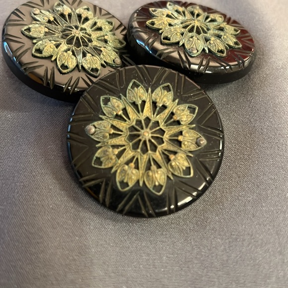 3 Large vintage buttons flower shaped raised detail - Picture 2 of 5